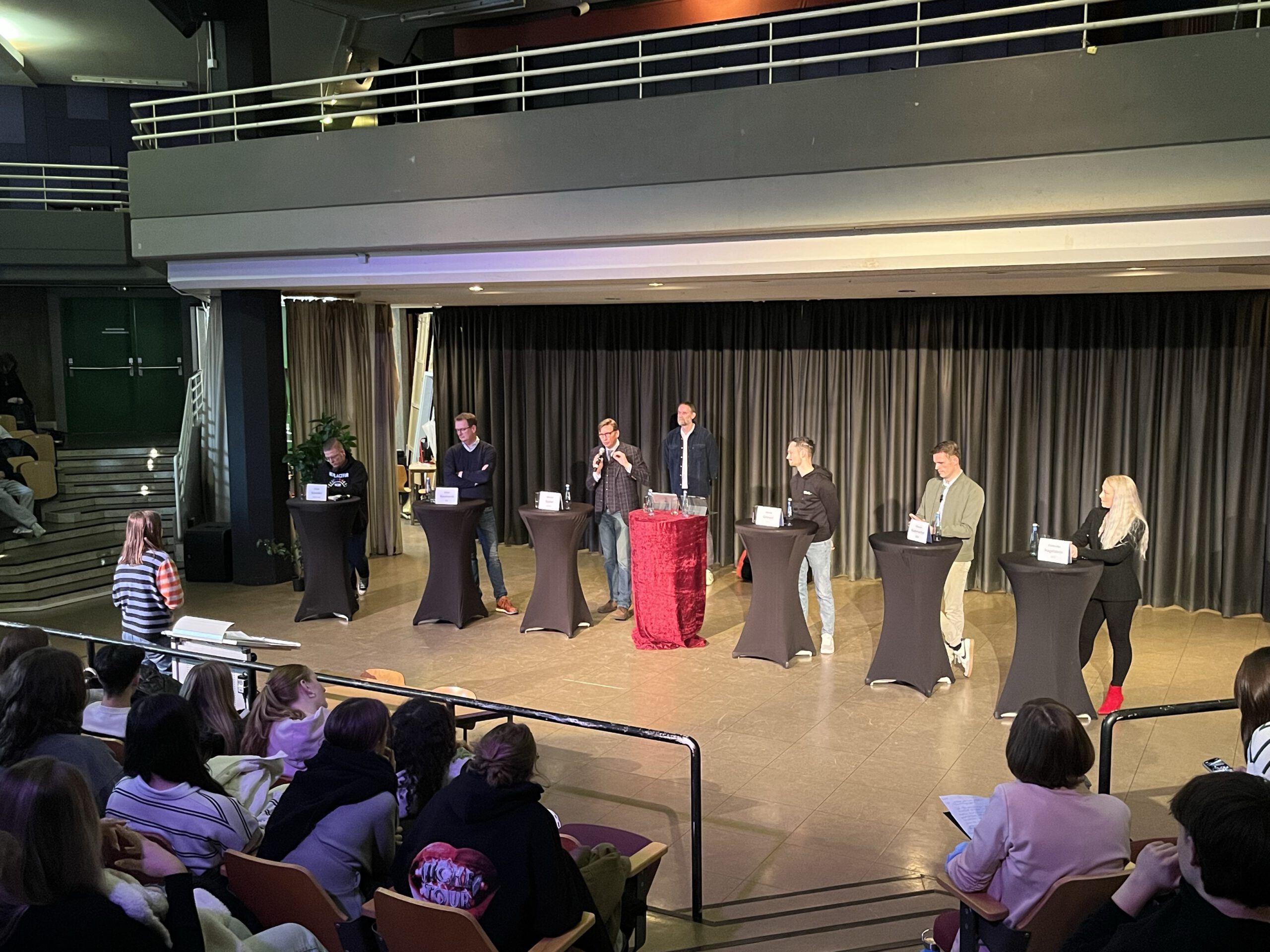 Die Podiumsdiskussion- Wahlvertreter*innen stehen im Austausch miteinander und mit Schüler*innen